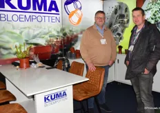 Dirk Buitendijk van Kuma Bloempotten praat wat bij met Willem Jan Vrloop van Verloop Boomkwekeij.